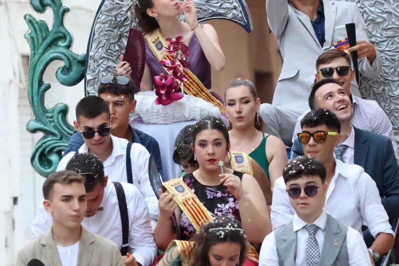 Les carrosses de Gata omplin el recorregut d’enginy, confeti,… i crítiques per l’entrada de bous “sorpresa” Les carrosses de Gata omplin el recorregut d’enginy, confeti,… i crítiques per l’entrada de bous “sorpresa”